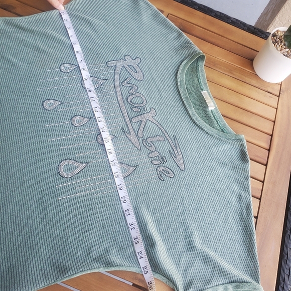 Loose Fit Green Crop Top – "Rainy Love" Print For Woman - Picture 3 of 4